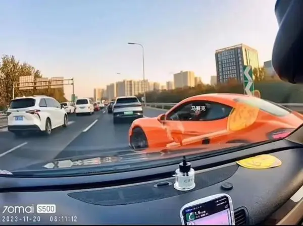 北京警方通报“橙色小轿车别停并辱骂对方司机”：女子被行拘