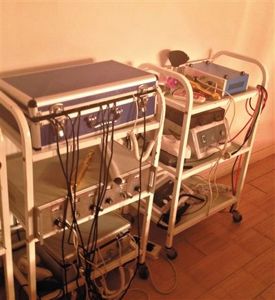 北京康中乐中医临床研究院内的各种保健设备。技师称都有专利证书。
