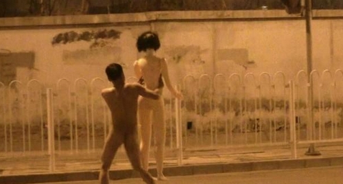 北京街头一对男女带充气娃娃裸奔