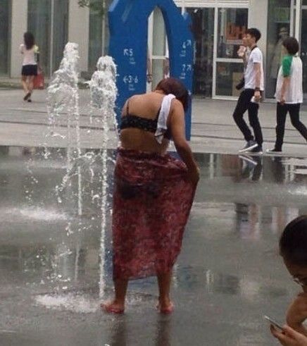 北京大妈闹市广场喷泉淋浴搓澡引热议.