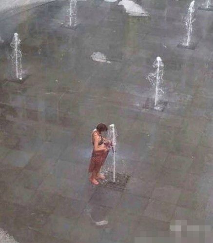 北京街头喷泉现搓澡大妈.