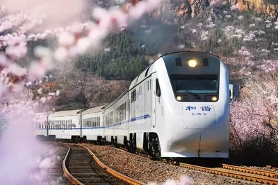 北京市郊铁路S2线，开往春天的列车