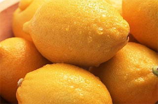 美容支招：DIY-柠檬蜂蜜水排毒法！