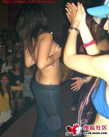 深夜北京三里屯酒吧里疯狂一幕