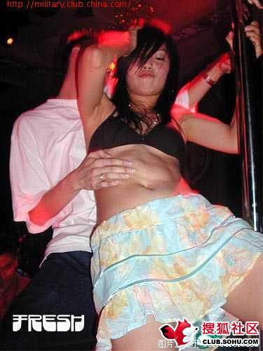 深夜北京三里屯酒吧里疯狂一幕