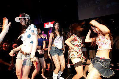 北京酒吧黑夜里疯玩的女人