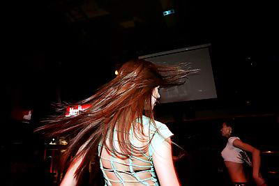 北京酒吧黑夜里疯玩的女人