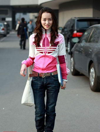 简单的运动装束也遮挡不住这位MM的明星像