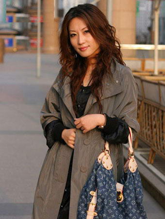 学习一下这位美女的妆容和搭配功力