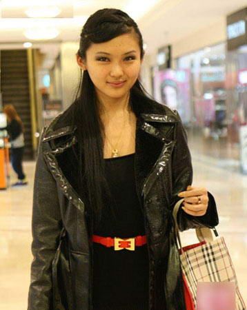 黑色的超短连衣裙外加黑色的皮衣