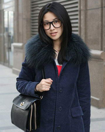 贵气逼人的皮草领大衣，让她气质更佳