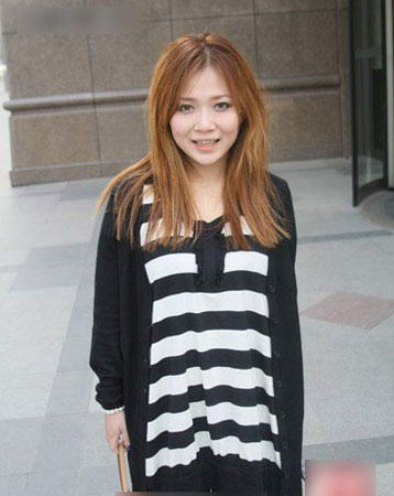 简洁的黑白条纹长衫很有个性