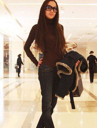 顺直的长发加上酷酷的黑墨镜使得这位美女的气场格外强大