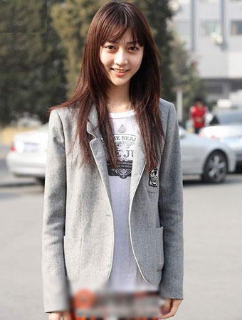 最抢眼的还是涂鸦的裤装