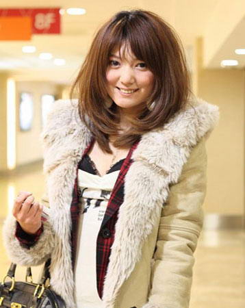 随性蓬松的发型，可爱的微笑，打造出如此甜蜜的小女生形象