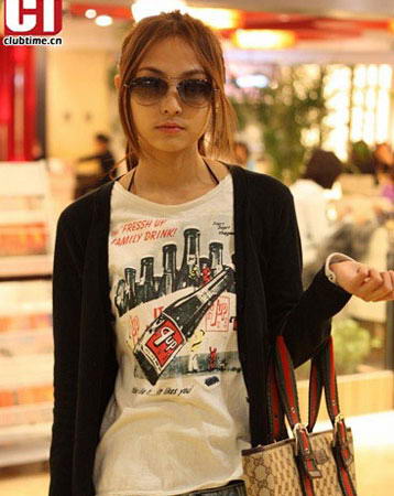 摇滚女生的形象简单的被打造出来