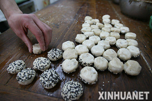 北京九门小吃德顺斋的厨师在制作油酥烧饼（11月3日摄）。
