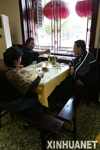 北京市民在京味精小吃店用餐，这里窗外挂灯笼，屋内摆方桌配板凳，保持着北京传统餐馆的风格（11月4日摄）。