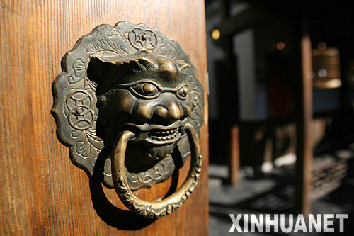 北京九门小吃的大门门环保持着传统风格（11月3日摄）。