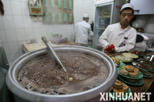 这是北京九门小吃馅饼周摊位上热气腾腾的八宝粥（11月3日摄）。