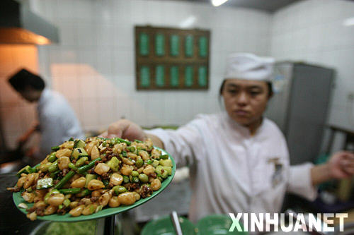 北京九门小吃恩元居的厨师端出一盘刚做好的炒疙瘩（11月3日摄）。
