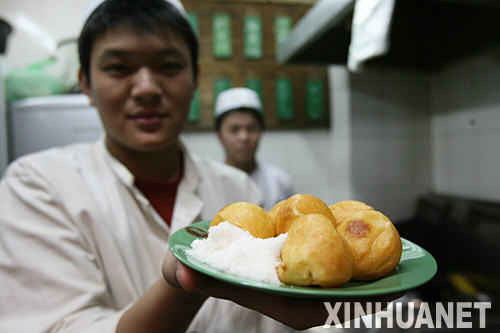 北京九门小吃奶酪魏的厨师在展示奶油炸糕（11月3日摄）。