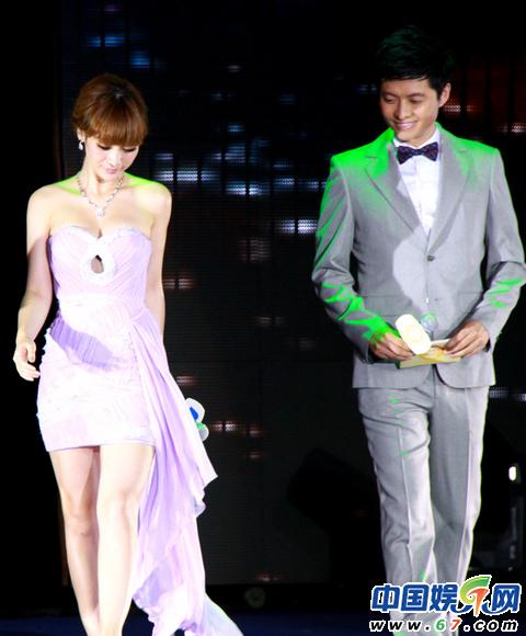 柳岩全裸照曝光 北京台女主播靠胸走红(图)