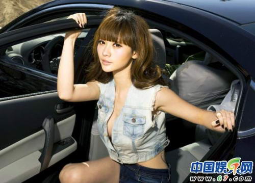 柳岩全裸照曝光 北京台女主播靠胸走红(图)