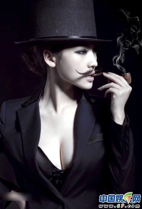 柳岩全裸照曝光 北京台女主播靠胸走红(图)