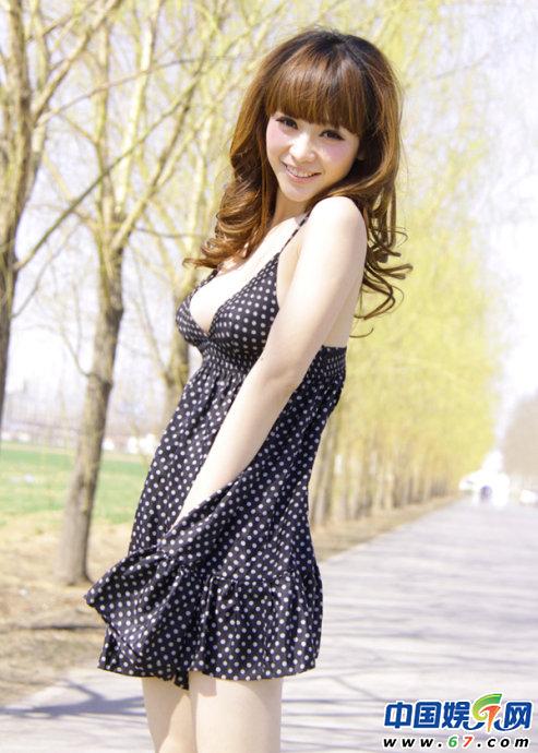 柳岩全裸照曝光 北京台女主播靠胸走红(图)