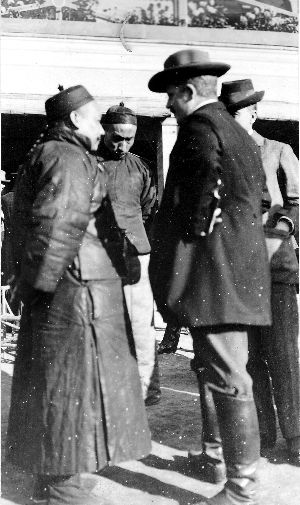 梁士诒（左）和外国人在跑马场交谈。