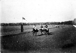 骑手们正向终点冲刺。