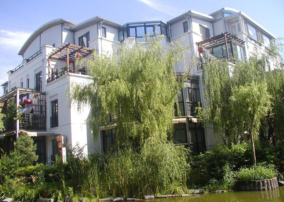 图为西山别墅区而北京郊外的富人区也没有停下脚步，众多娱乐明星是这里的忠实拥趸。除了中央别墅区，北京的郊外富人区在向“一山、两河、三线”扩展。