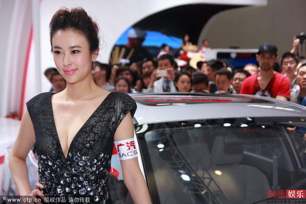 第一车模”兽兽性感亮相北京车展 引车迷疯狂围观