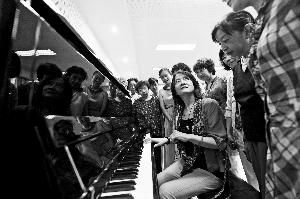 长裙、绾鬓,朝阳社区学院的一节钢琴课上,这几乎是大妈们的标配。