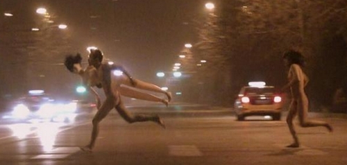 北京街头一对男女带充气娃娃裸奔