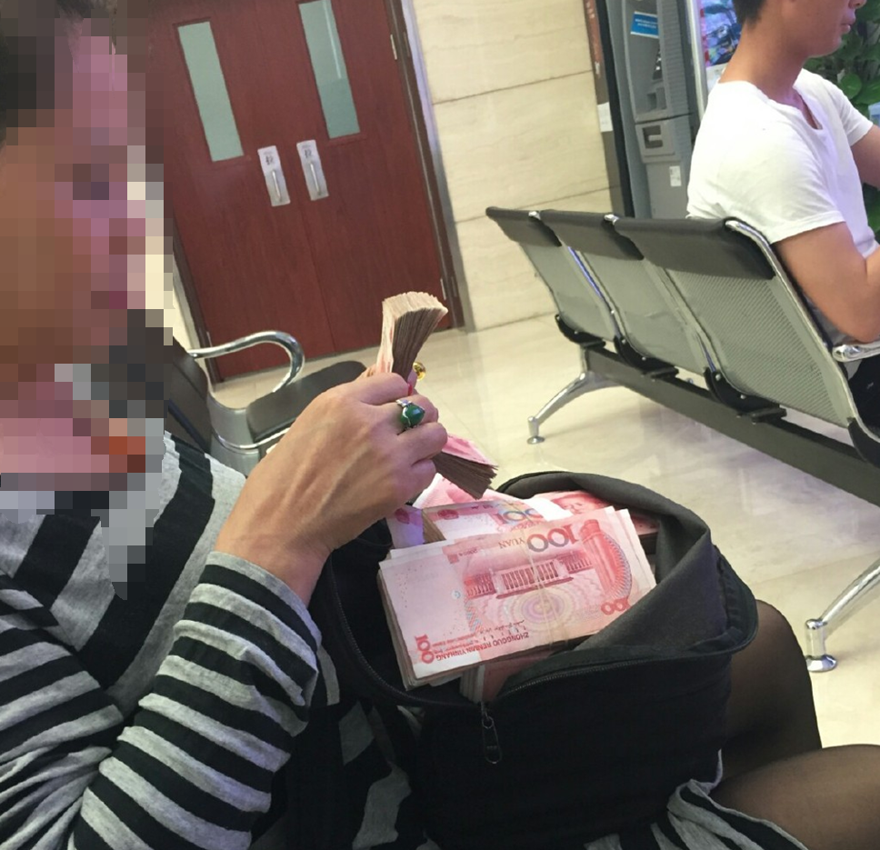 股市太疯狂 北京大妈带百万现金炒股走红