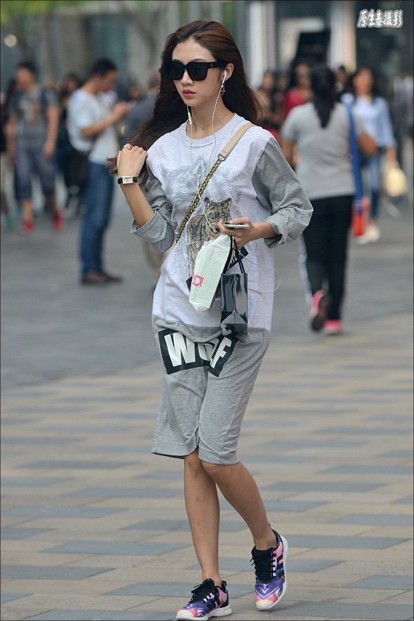 北京多姿多彩的秋装潮女街拍(图)