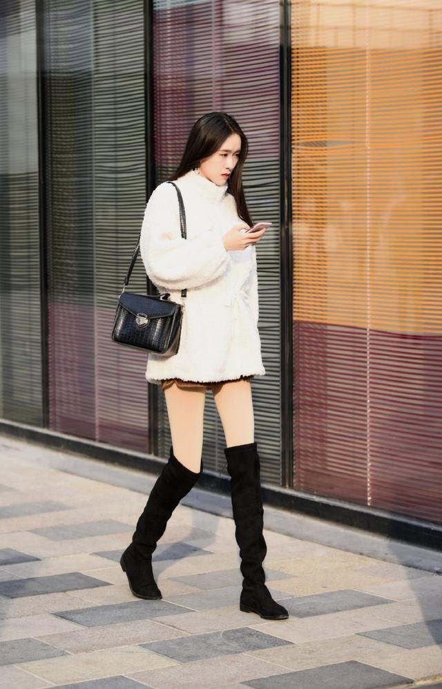 冬日穿黑色过膝靴的女孩，即时尚又美丽动人(图)
