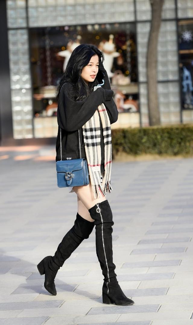 冬日穿黑色过膝靴的女孩，即时尚又美丽动人(图)