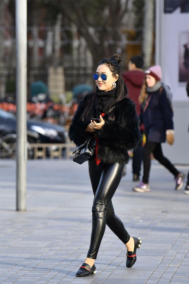 街拍美女黑色紧身皮裤 四季性感大比拼(图)